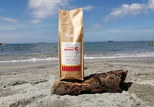 bolsa-de-cafe-chambrana-en-la-playa