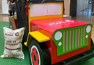 saco-de-cafe-chambrana-junto-a-camion-en-evento