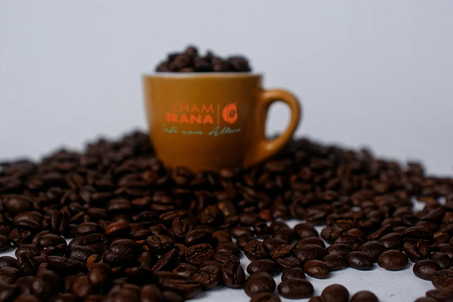 taza-de-cafe-chambrana-con-granos-de-cafe-tostados